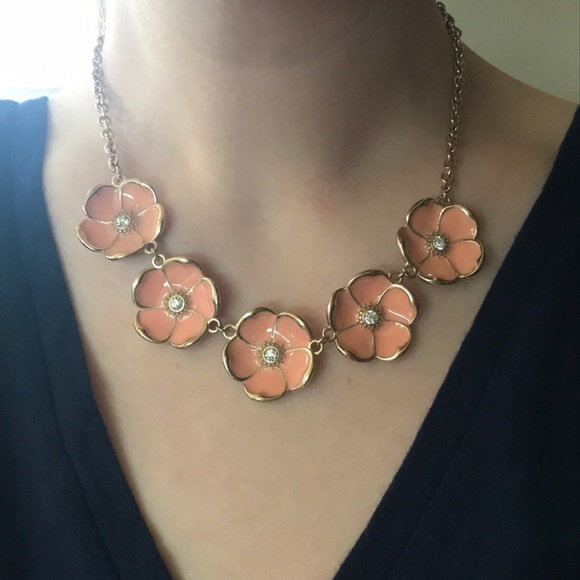 Light pink floral necklace - Picture 2 of 3